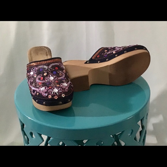 >>Clogs<<Purple with rhinestones and sequins. Cute - Picture 2 of 13